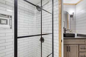 Greene Mountain Lodge by Avantstay Sleeps 22 Hot Tub Game Room Theater