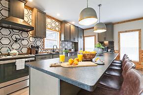 Greene Mountain Lodge by Avantstay Sleeps 22 Hot Tub Game Room Theater