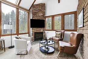 Treehouse by Avantstay Secluded Mountain Cabin w Views Hot Tub Treehou