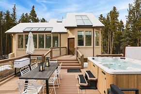 Treehouse by Avantstay Secluded Mountain Cabin w Views Hot Tub Treehou