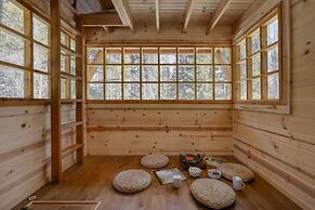 Treehouse by Avantstay Secluded Mountain Cabin w Views Hot Tub Treehou