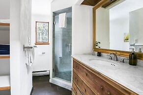 Treehouse by Avantstay Secluded Mountain Cabin w Views Hot Tub Treehou