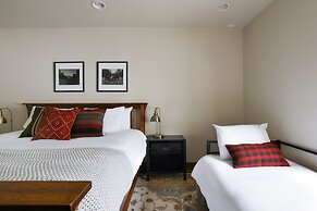 Treehouse by Avantstay Secluded Mountain Cabin w Views Hot Tub Treehou