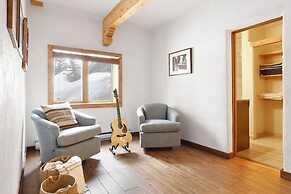 Treehouse by Avantstay Secluded Mountain Cabin w Views Hot Tub Treehou