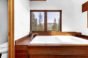 Treehouse by Avantstay Secluded Mountain Cabin w Views Hot Tub Treehou