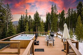 Treehouse by Avantstay Secluded Mountain Cabin w Views Hot Tub Treehou