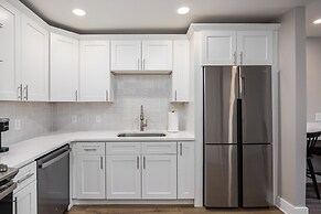 The Nomad 64-person Hillsboro Village Retreat Studio 1BR Spaces