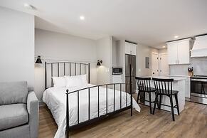 The Nomad 64-person Hillsboro Village Retreat Studio 1BR Spaces