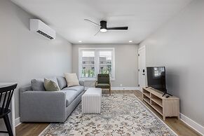 The Nomad 64-person Hillsboro Village Retreat Studio 1BR Spaces