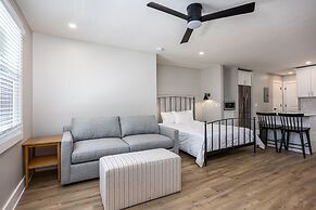 The Nomad 64-person Hillsboro Village Retreat Studio 1BR Spaces