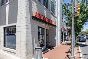 The Nomad 64-person Hillsboro Village Retreat Studio 1BR Spaces