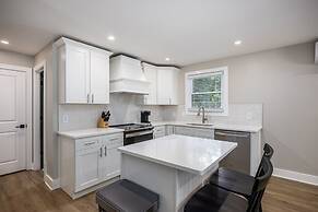 The Nomad 64-person Hillsboro Village Retreat Studio 1BR Spaces