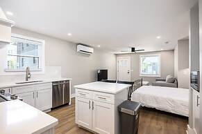 The Nomad 64-person Hillsboro Village Retreat Studio 1BR Spaces