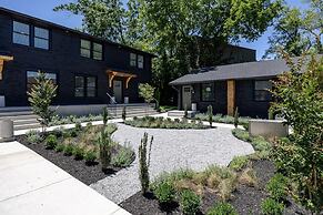 The Nomad 64-person Hillsboro Village Retreat Studio 1BR Spaces