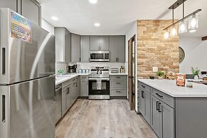 The Bear s Den by Avantstay Prime Location Renovated w Movie Game Room