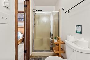 The Bear s Den by Avantstay Prime Location Renovated w Movie Game Room