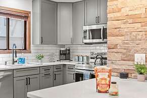 The Bear s Den by Avantstay Prime Location Renovated w Movie Game Room