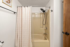 The Bear s Den by Avantstay Prime Location Renovated w Movie Game Room