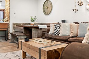 The Bear s Den by Avantstay Prime Location Renovated w Movie Game Room