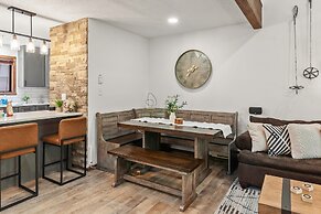 The Bear s Den by Avantstay Prime Location Renovated w Movie Game Room