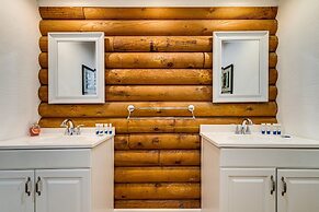 Artful Craftsman Hot Tub Firepit and Pond Gatlinburg National Parks