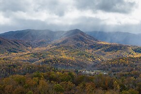 Artful Craftsman Hot Tub Firepit and Pond Gatlinburg National Parks