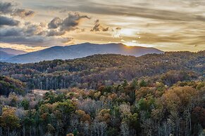 Artful Craftsman Hot Tub Firepit and Pond Gatlinburg National Parks