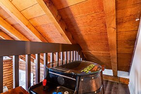 Artful Craftsman Hot Tub Firepit and Pond Gatlinburg National Parks