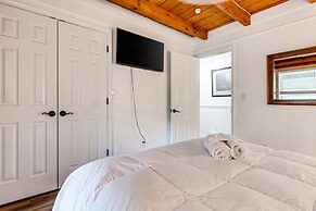 Artful Craftsman Hot Tub Firepit and Pond Gatlinburg National Parks