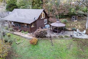 Artful Craftsman Hot Tub Firepit and Pond Gatlinburg National Parks