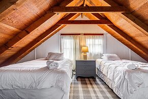 Artful Craftsman Hot Tub Firepit and Pond Gatlinburg National Parks