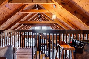 Artful Craftsman Hot Tub Firepit and Pond Gatlinburg National Parks