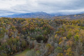 Artful Craftsman Hot Tub Firepit and Pond Gatlinburg National Parks