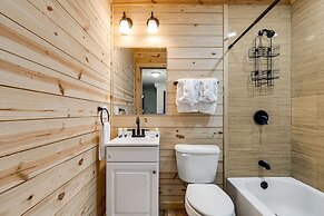 Artful Craftsman Hot Tub Firepit and Pond Gatlinburg National Parks