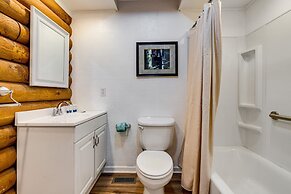 Artful Craftsman Hot Tub Firepit and Pond Gatlinburg National Parks