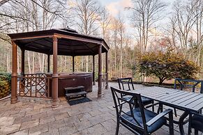 Artful Craftsman Hot Tub Firepit and Pond Gatlinburg National Parks