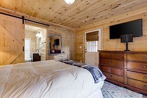 Artful Craftsman Hot Tub Firepit and Pond Gatlinburg National Parks