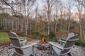 Artful Craftsman Hot Tub Firepit and Pond Gatlinburg National Parks