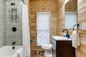 Artful Craftsman Hot Tub Firepit and Pond Gatlinburg National Parks