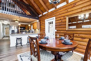 Artful Craftsman Hot Tub Firepit and Pond Gatlinburg National Parks