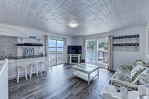 Family Lake House Retreat by Avantstay Sleeps 28