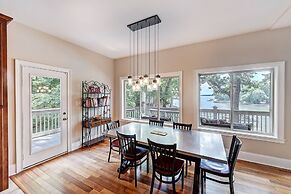 Family Lake House Retreat by Avantstay Sleeps 28