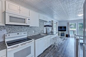 Family Lake House Retreat by Avantstay Sleeps 28