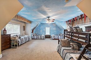 Family Lake House Retreat by Avantstay Sleeps 28