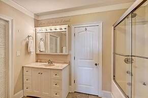 Family Lake House Retreat by Avantstay Sleeps 28