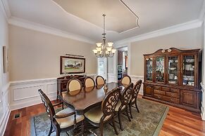 Family Lake House Retreat by Avantstay Sleeps 28