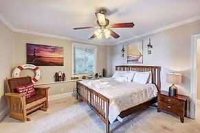 Family Lake House Retreat by Avantstay Sleeps 28