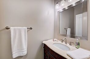 Family Lake House Retreat by Avantstay Sleeps 28