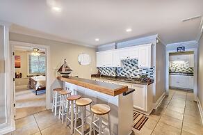 Family Lake House Retreat by Avantstay Sleeps 28