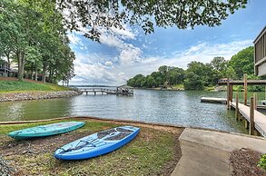 Family Lake House Retreat by Avantstay Sleeps 28